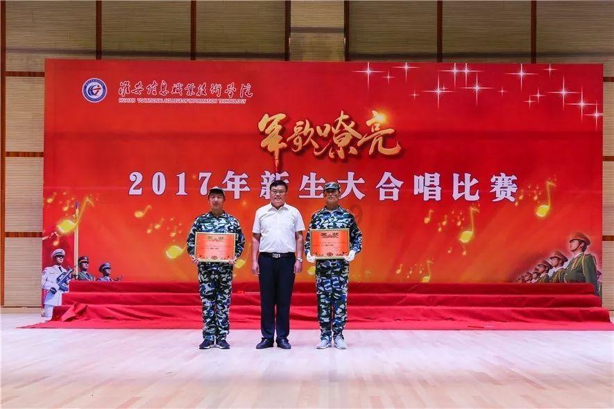 16岁天才假冒飞行员4年,骗250万美元被通缉,却成为FBI特聘顾问